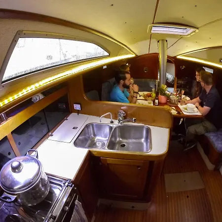Norwavey, Sleep In A Boat Botel 2*